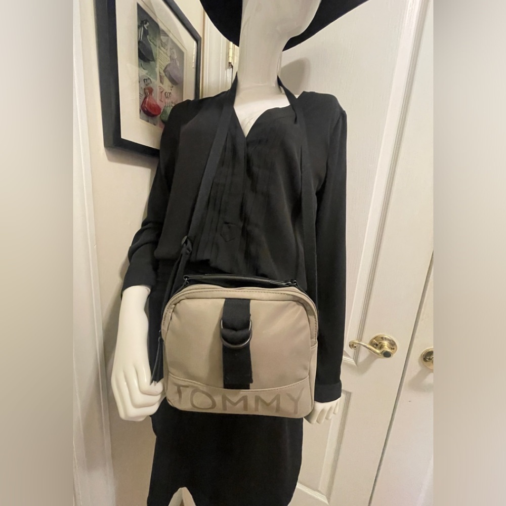 Tommy Hilfiger Kayna |I - Camera
Crossbody - Nylon tan and black